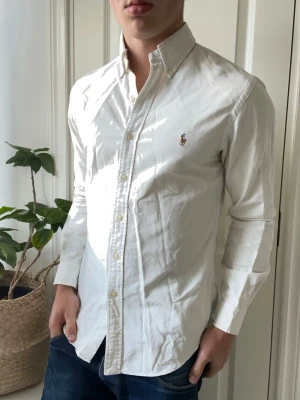 Ralph lauren slim fit M - Ralph lauren slim fit M, Inga defekter förutom minimala svett fläckar under armhålorna! Modellen i bilderna är 180 cm 75 kg och bär Storlek M slim fit  , Kom med frågor! 🌟 (Kan gå ned i pris vid köp av paket 😉) 