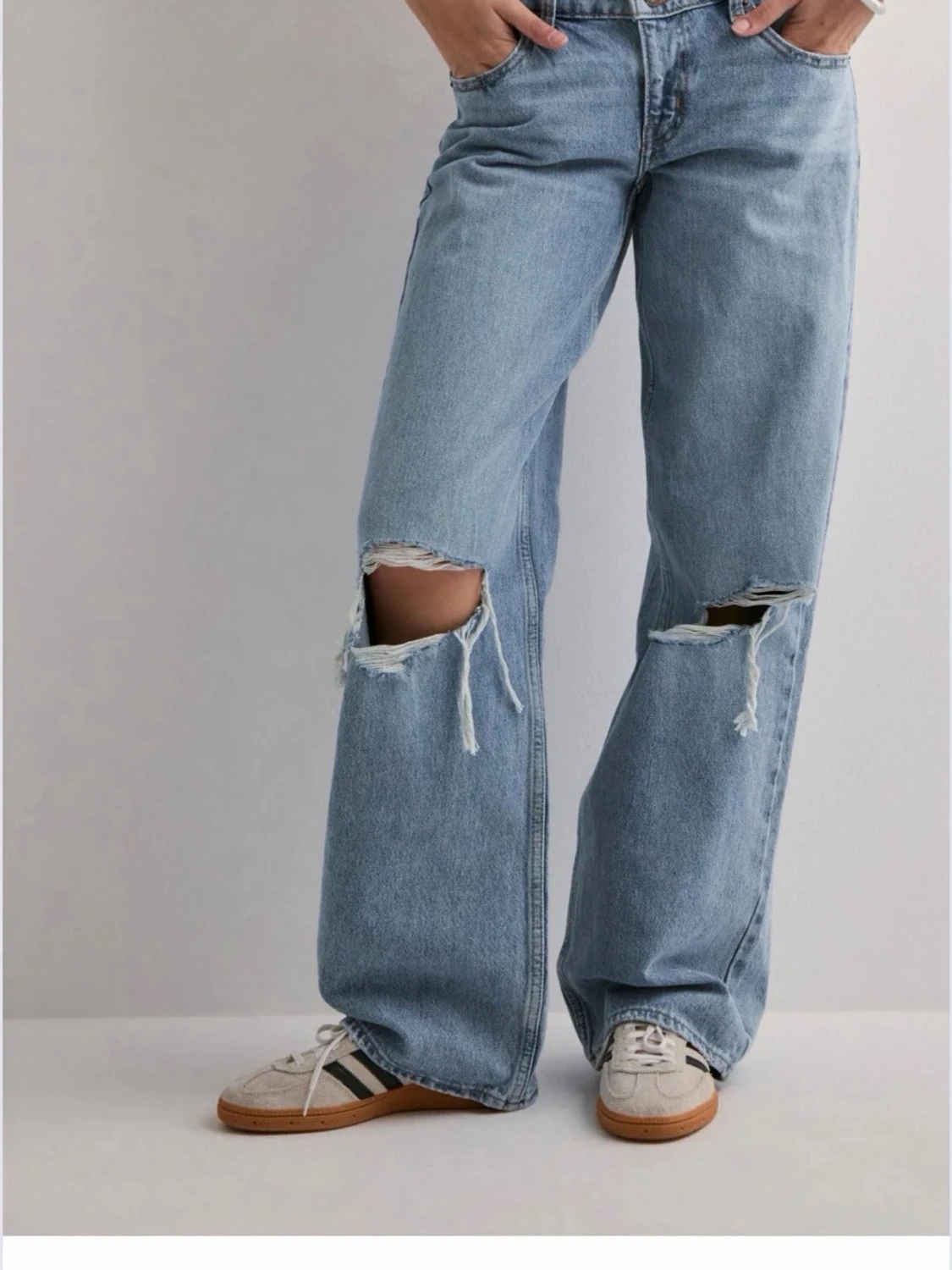 Blåa  jeans med hål