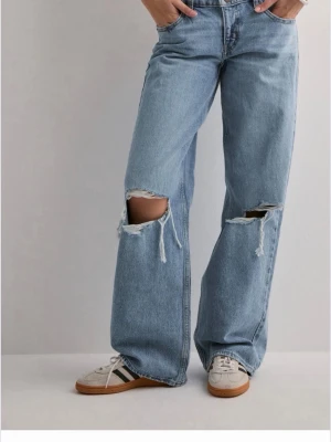 Blåa  jeans med hål - Säljer ett par blåa jeans med hål. Säljer pga av fel storlek och inte använt. Väldigt fint skick, storlek 25/34. 