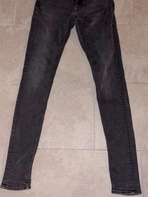 Tiger of Sweden jeans - Tiger of Sweden jeans! Nypris=1299 säljs för=350 skick=8/10 storlek=30 Tveka ej på att höra av dig vid frågor eller funderingar!