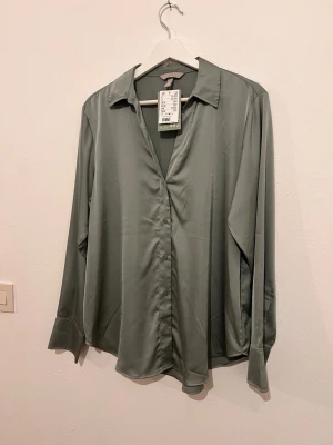 Helt ny satinblus från H&M - Helt ny aldrig använd, från H&M i storlek M