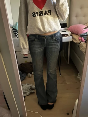 Bootcut jeans i mörkblå denim - Bootcut jeans från cheap monday, med stretchigt material. Långa på mig som är 174 och sitter väldigt bra. Storlek S.  