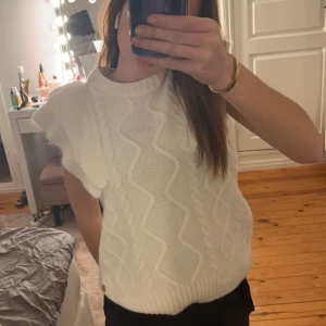 Stickad kortärmad tröja med volang - Jättesöt stickad tröja som är helt oanvänd!❤️Från Pernilla Wahlgrens egna kollektion🫶🏼