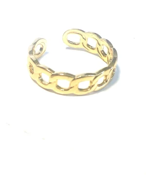 Curb chain ring i Ljusguld  - En ring i Ljusguld som föreställer kedja och har öppen baksida för att justera storleken .mindre i storleken men går ju att göra större . 5mm bred 