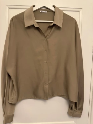 Blus khaki Wera - Fin bus från Wera i khaki färg.   Storlek 42. Men upplevs som en M/L.   Lite nopprig, se bilder. Syns inte så mycket när den sitter på. Går säkert ta bort. Därav priset