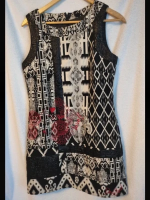 Klänning - Desigual tjockare klänning som passar mer till hösten i storlek 42 men liten i storleken och mer som en 40. Fint skick.