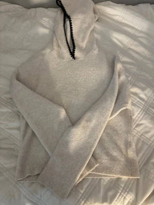 Vit stickad hoodie från kappahl - Säljer denna vita stickade tröjan från Kappahl då den inte kommer till användning längre. Storlek 158/164 och sitter som en xs. Skulle säga att den är i väldigt bra skick förutom att den är smått nopprig men som knappt märks av. Pris går att diskutera 💞