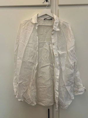 Linne skjorta - Säljer denna fina linneskjorta ifrån Zara i storlek L. Skön och snygg 🥰