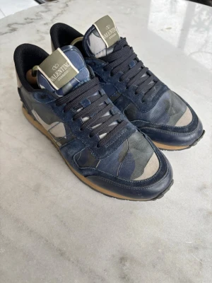Intressekoll på Valentino Rockrunners - Intressekoll på mina Valentino rockrunners👍 Skorna är i storlek 43,5💯 Unik colorway💙Tvättas innan potentiellt köp🙏Hör av er om ni har frågor och skicka gärna prisförslag🫶