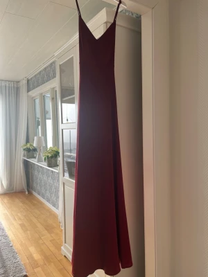 Vinröd balklänning  - Vinröd balklänning använd 2 gånger i bra skick är i storlek 32 men skulle säga den sitter som en 34 passar mig med lite klack är 164cm lång 