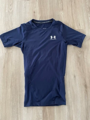 Under armour compression shirt - Tja säljer denna Under armour compression tröja. Som är aldrig använd. Storlek XS. Hör av er vid funderingar!😁🙌