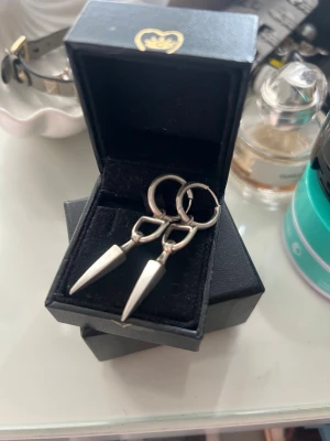 Maria Nilsdotter örhängen - Maria Nilsdotter örhängen! Bitten erring! Superfina bra skick 