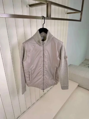 Beige jacka från moncler  - Snygg beige cardigan med stickade ärmar. Perfekt för dig som gillar en stilren och modern look. Passar till både jeans och sneakers.( bilderna är lite suddiga vet ey varför men om du behöver fler de bara att säga till🙌🙌)