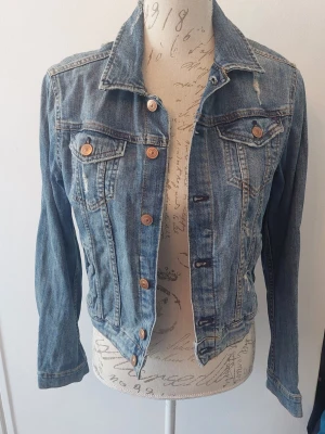 Jeansjacka - Jeansjacka mellanblå i strl 34.