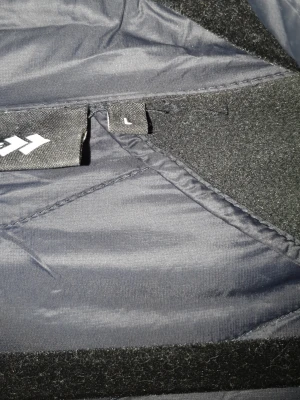 Svart pufferjacka från 2117 of Sweden - Snygg svart pufferjacka från 2117 of Sweden i storlek L. Jackan har quiltad front, släta ärmar och sidor samt dragkedja framtill. Materialet är glansigt och lätt, perfekt för kyliga dagar. Enkel och stilren design som passar till det mesta.