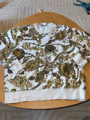 Versace tröja Vit/Guld - Äkta vit Versace tröja i Vit med guldmönster. XXL men passar XL