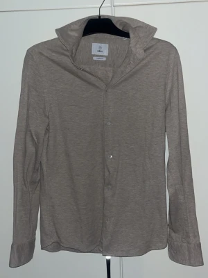 Beige skjorta från Bläck - Riktigt härlig skjorta ifrån bläck, priset ligger på 700 nypris. Denna skjorta är storlek S och sitter riktigt bra. Skriv via intresse så kan pris diskuteras