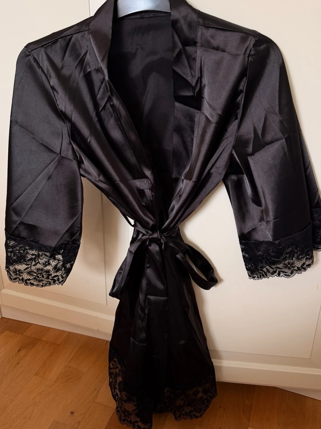 Svart satin morgonrock med spets