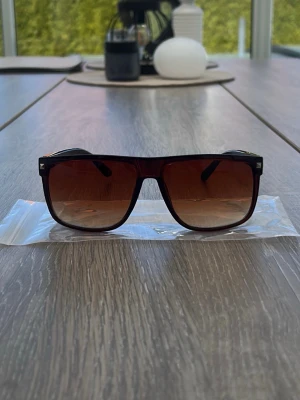 Bruna solglasögon - Stiliga solglasögon med brunt tonat glas, liknar ray-bans boyfriend modell fast till ett schystare pris. Perfekta för sommaren och för att lyfta fram din outfit🕶️🔥