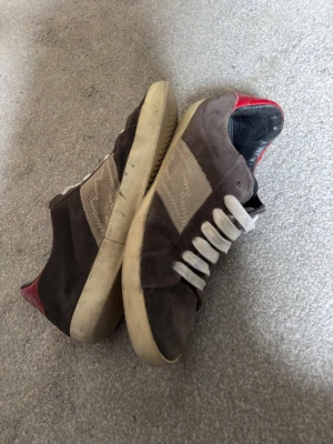 Zadig & Voltaire skor - Säljer dessa sjukt snygga skor från Zadig & Voltaire, en modell som är svår att hitta och gjord i begränsat antal.    Storlek: 42 Fint skick Väldigt sköna på foten. Nypris: runt 3000kr.  Perfekta om du vill ha något unikt som inte alla andra har. Passar både till vardag och lite mer uppklätt.   Hör gärna av vid mer frågor och funderingar!😊 