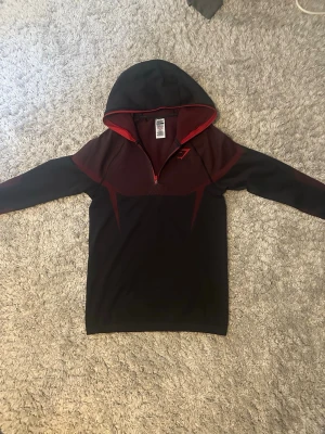 Svart och röd onyx v5 töja från Gymshark -  Säljer min svart röda onyx v5 Tröja. Den är fint skick, inga hål eller fläckar Den är typ ny använd tre gånger. Går att diskutera pris