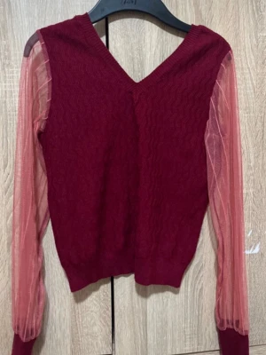 Vinröd tröja - Fin, nästan aldrig använt, köpte den utomlands passar för XXS-S.