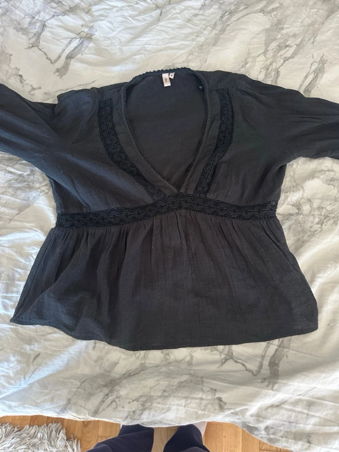 Svart blus med spetsdetaljer H&M