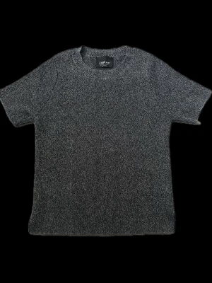 Stickad topp  - Snygg grå topp från Zara Knit med korta ärmar och rund hals. Materialet är väldigt mjukt. Perfekt att styla med jeans eller kjol. Sitter bra på midjan. 