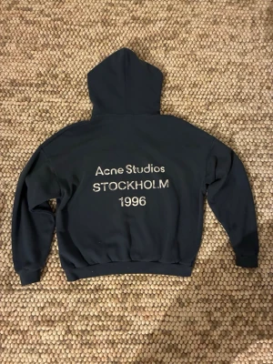 Svart hoodie Acne Studios Stockholm - Skitt fet marin blå hoodie från Acne Studios. Typ helt ny köpt i New York på acne studios sample sale. Tvecka inte att höra av er vid frågor eller om ni vill ha fler bilder