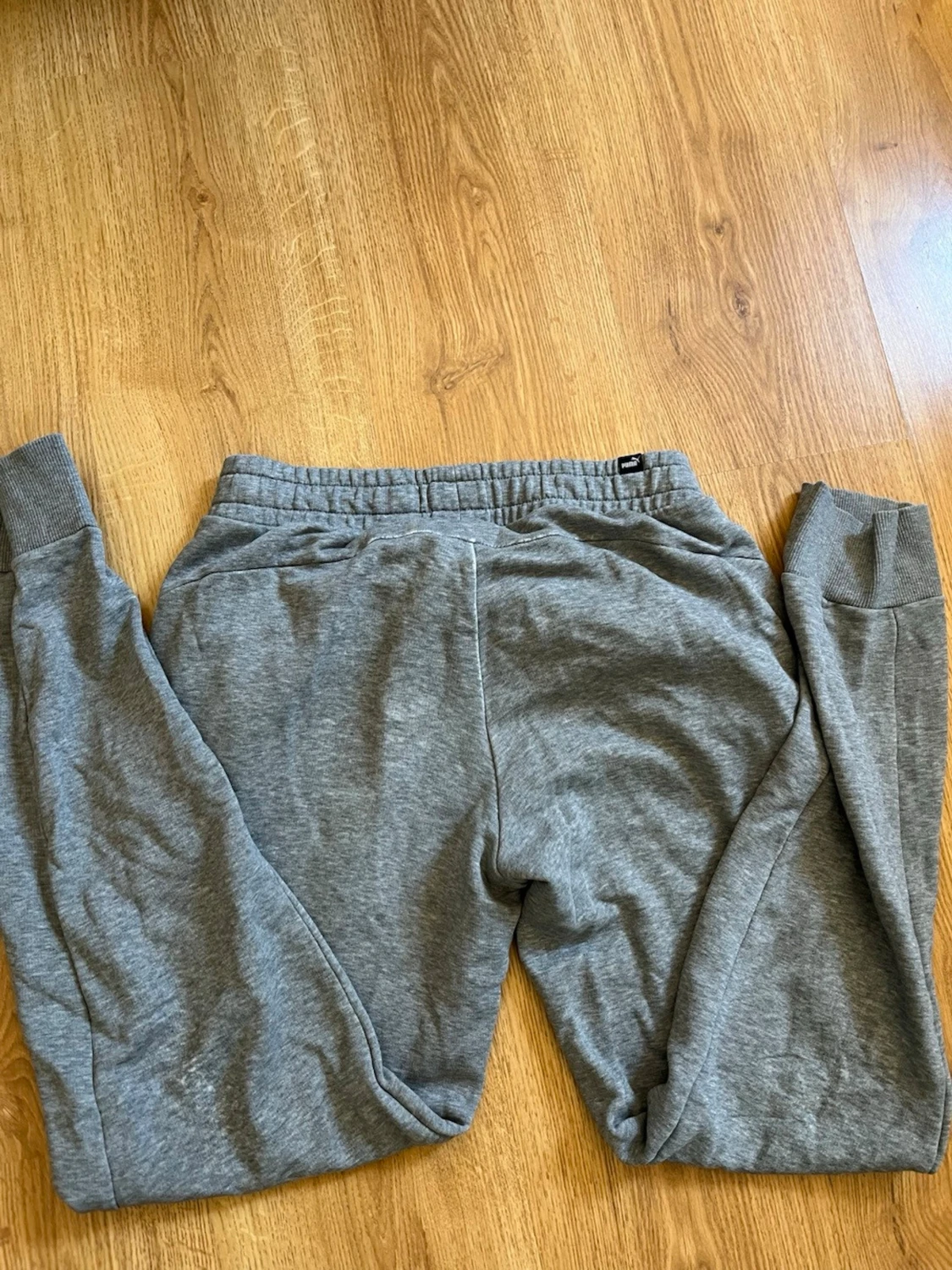 Grå mjukisbyxor från Puma