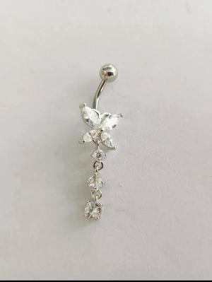 ⚜️NY Oanvänd Navelpiercing i 316L Kirurgiskt stål⚜️ - 🔥 ERBJUDANDE: Få 30% rabatt när du köper 2 valfria piercingar! 🔥  Passa på att fynda och uppdatera din smyckessamling 💖 Skicka ett meddelande vid intresse eller frågor!