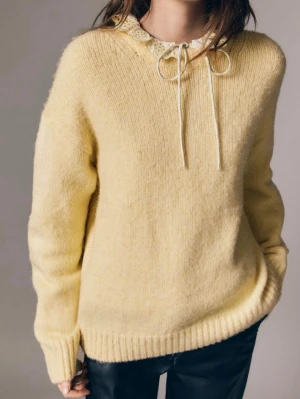 premium stickad tröja från hm - Mysig ljusgul stickad tröja med rund hals och ribbade muddar. använt 1 gång! hel och ren.