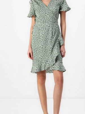 Grön/grå omlottklänning med prickigt mönster - Grön/grå omlottklänning från Only i stl L🌸Passar mig som normala fall har M🌸I väldigt fint skick🌸