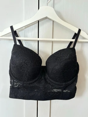 Svart bh 80D - Supersnygg svart bh som är mycket sparsamt använd. Vadderade kuper utan push-up storlek 80D💖