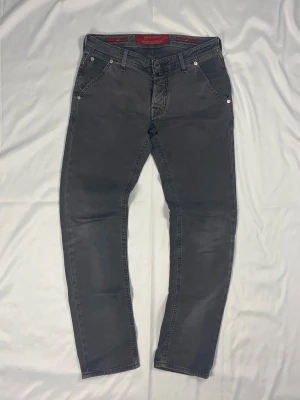 Jacob Cohën 613 Comfort - Jacob Cohën 613 Comfort | Färg: Grå | Modell: 613 Comfort / Bobby slim chino | Storlek: W31 | Skick: 10/10 | Stretch | Premium denim | Hör av dig vid frågor!