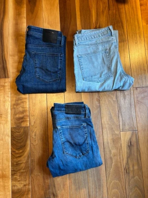 3par jeans 2från Jack&Jones 1par Oasis Design - Säljer 3 par jeans i bra skick från Jack & Jones och ASOS DESIGN. (Från 249 per par) Olika blå nyanser - från ljus till mörk - vilket ger bra variation i garderoben. Bekväma passformer som passar både vardag och mer uppklätt. Lätta att matcha med t-shirt, hoodie eller skjorta. Inga hål eller större skador, endast normalt slitage.  Säljes då de inte längre används.  Hör av dig vid intresse!
