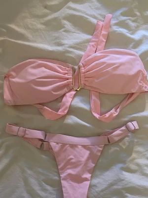 Oanvänd bikini  - Både överdel och underdel går att justera, aldrig använd eller testad 