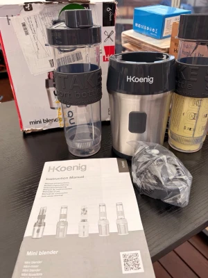 HKoenig mini blender med tillbehör - Säljer en HKoenig mini blender i silver och svart med två genomskinliga sportflaskor, lock och tillhörande sladd. Perfekt för smoothies och shakes. Manual och originalkartong medföljer. Smidig och enkel att använda.