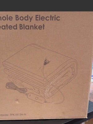 Elektrisk värmefilt helkropp - Elektrisk värmefilt för hela kroppen med sladd och kontroll. Perfekt för kalla dagar när du vill mysa hemma. Filtens färg och material framgår ej, men den levereras i originalkartong och har modellnummer FPK1813A-N.