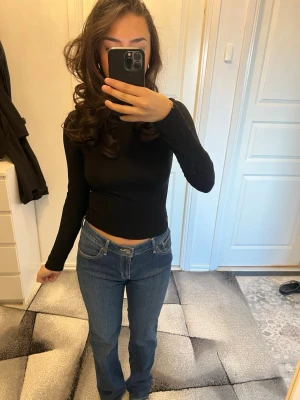 Blå raka jeans med låg midja - Säljer ett par klassiska blå jeans med raka ben och låg midja. Jeansen har fyra fickor. Perfekta till en enkel topp eller hoodie och går styla med vad som. Jeansen är Levis och har en superfin färg. Jeansen har storlek 8/29 och jag burkar ha XS/S i vanliga fall på jeans men detta sitter så bra men tyvärr lite för långa. Har bara använda en gång. Pris kan diskuteras. 