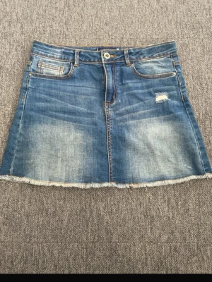Blå jeanskjol med lågmidja Zara  - Super snygg passar både xs och s. Midjemått tvärsöver är cirka 37cm💕💕