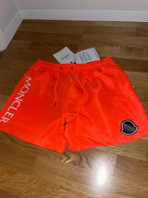 Badbyxor 🩳  - Helt nya badbyxor som är perfekta till sommarens värme, perfekta byxor att bära för att impa på vänner och kära! Mycket unik o elegant färg! Storlek M men passar storlek S!