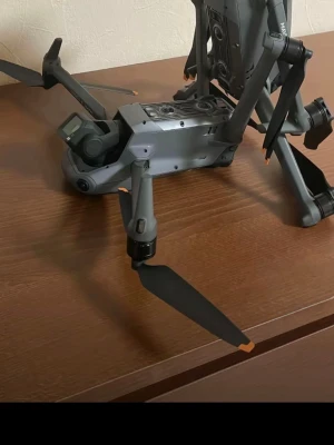 DJI Matrice drönare med kamera - Säljer en DJI Matrice drönare i mörkgrå färg med robust design och fyra vikbara armar. Utrustad med kamera och flera sensorer, perfekt för avancerad flygning och filmning. Tillverkad i slitstark plast och metall för extra hållbarhet.