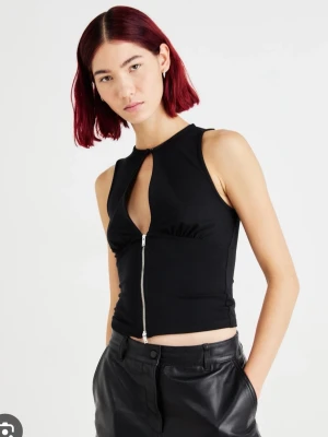 Festtopp från Weekday  - Säljer en festtopp från Weekday pågrund av att den inte används. Använt den en gång. 🖤Storlek :M 