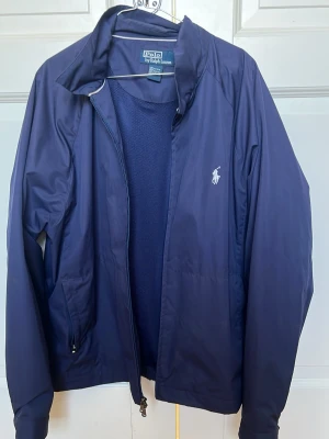 Ralph Lauren windbreaker - Ny skick inga defekter. Använd ett fåtal gånger. Storlek L passar någon runt 185.