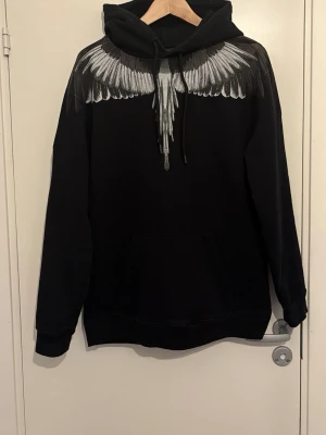 Marcelo Burlon - Svart hoodie ifrån Marcelo Burlon i storlek L. I fint skick. Priset är inte fast! Hör av dig vid minsta lilla funderingar! 
