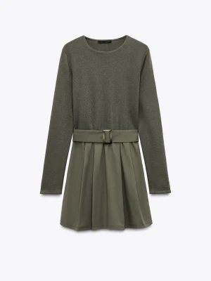 Olivgrön långärmad klänning - Snygg olivgrön klänning med långa ärmar och rund hals. Klänningen har ett matchande tygbälte med metallspänne i midjan och ett lätt utställt kjolparti. Materialet ser ut att vara en mix av mjuk trikå upptill och ett tunnare tyg i kjolen. Endast använd en gång. 