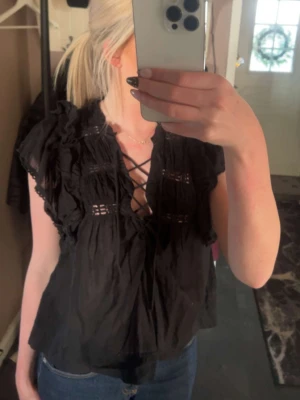 Neo Noir svart blus med snörning - Svart kortärmad blus med snörning. Mycket sparsamt använd. 