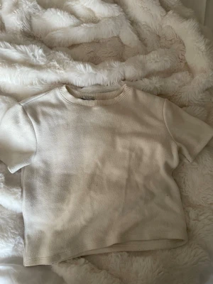 Stickad topp fråm zara - Fin stickad topp från zara storlek S. Använd fåtal gånger🩷