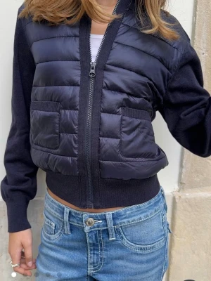 Mörkblå cardiganjacka Gina  - Hej, jag säljer min mörkblå cardigan från Gina tricot. Den är i stl 170. Använd få gånger och inget täcken på slitage. Finns fler bilder om man skulle vara intresserad.💕